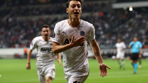 Mesut Özil durante un encuentro de la UEFA Europa League ante Eintracht Frankfut.