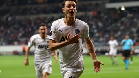 Mesut Özil durante un encuentro de la UEFA Europa League ante Eintracht Frankfut.