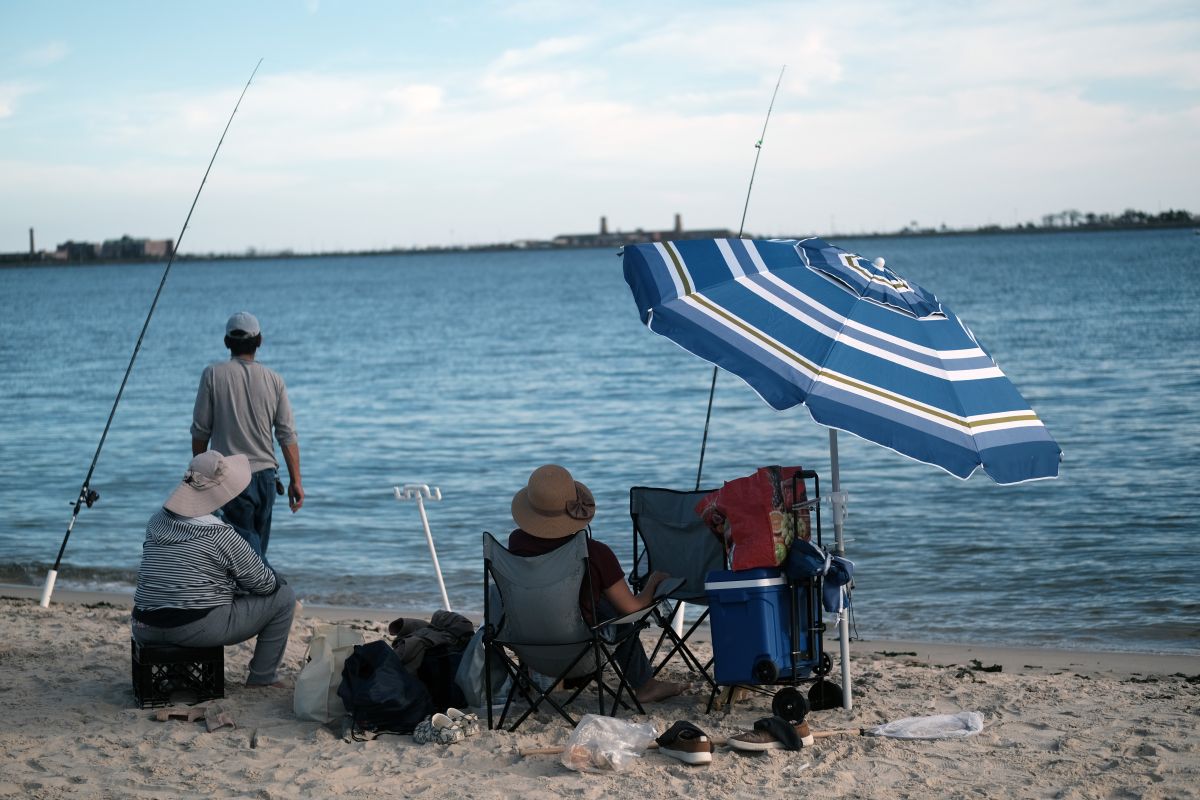 Personas pescan en Dead Horse Bay, en Brooklyn.