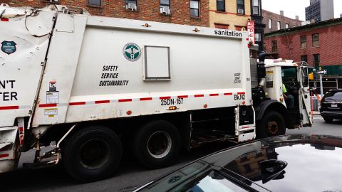 Los trabajadores no sólo recogen basura y reciclan,  también pueden operar escobas mecánicas y limpiar lotes abiertos, entre otras funciones.