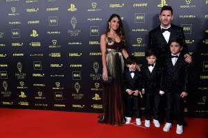 Lionel Messi juega con sus hijos durante sus vacaciones y le hace un 'túnel' a uno de ellos sin piedad [Video]