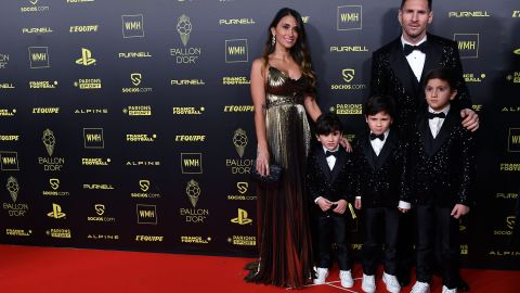 Lionel Messi junto a su esposa Antonela Roccuzzo y sus hijos Mateo, Thiago y Ciro en la gala del Balón de Oro de 2021.