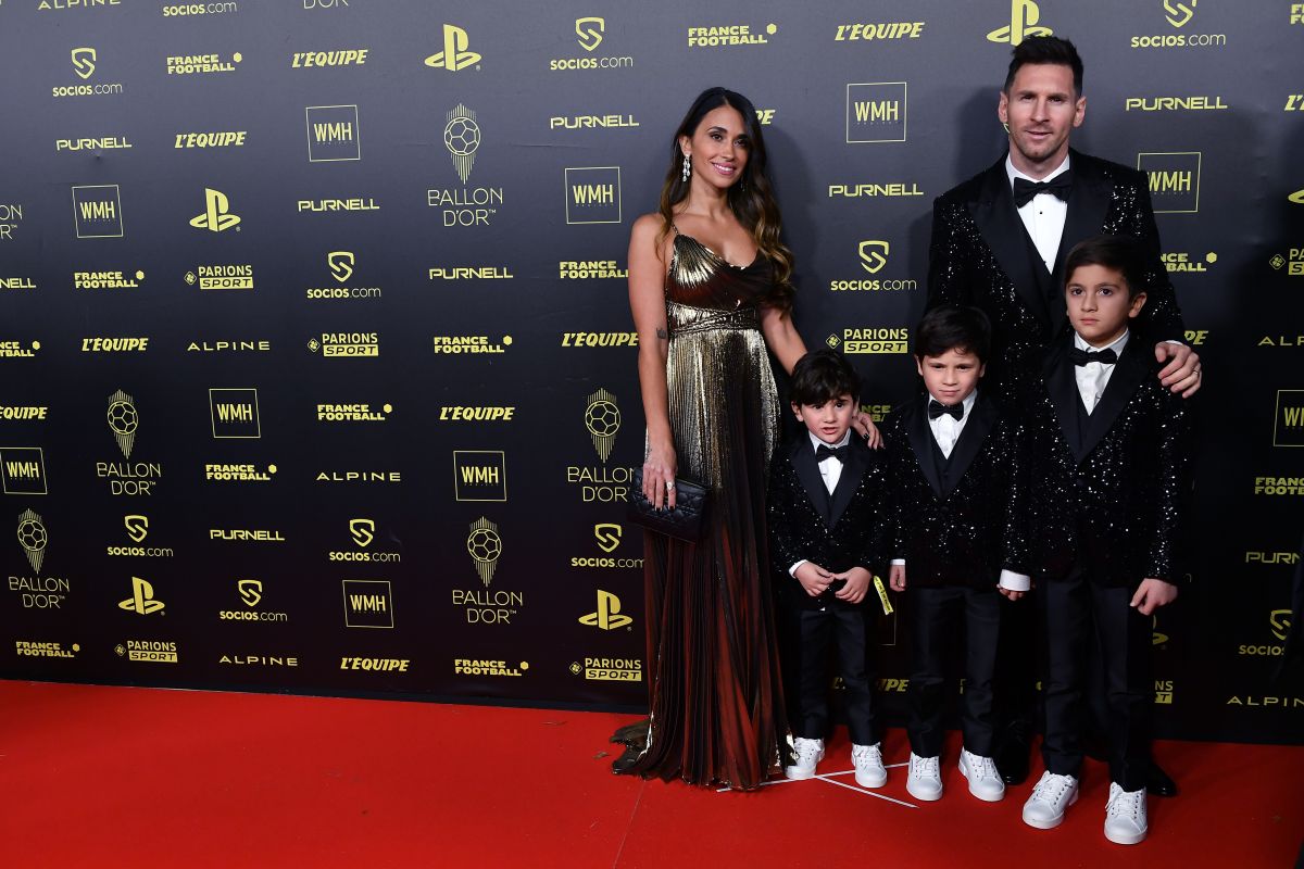 Lionel Messi junto a su esposa Antonela Roccuzzo y sus hijos Mateo, Thiago y Ciro en la gala del Balón de Oro de 2021.