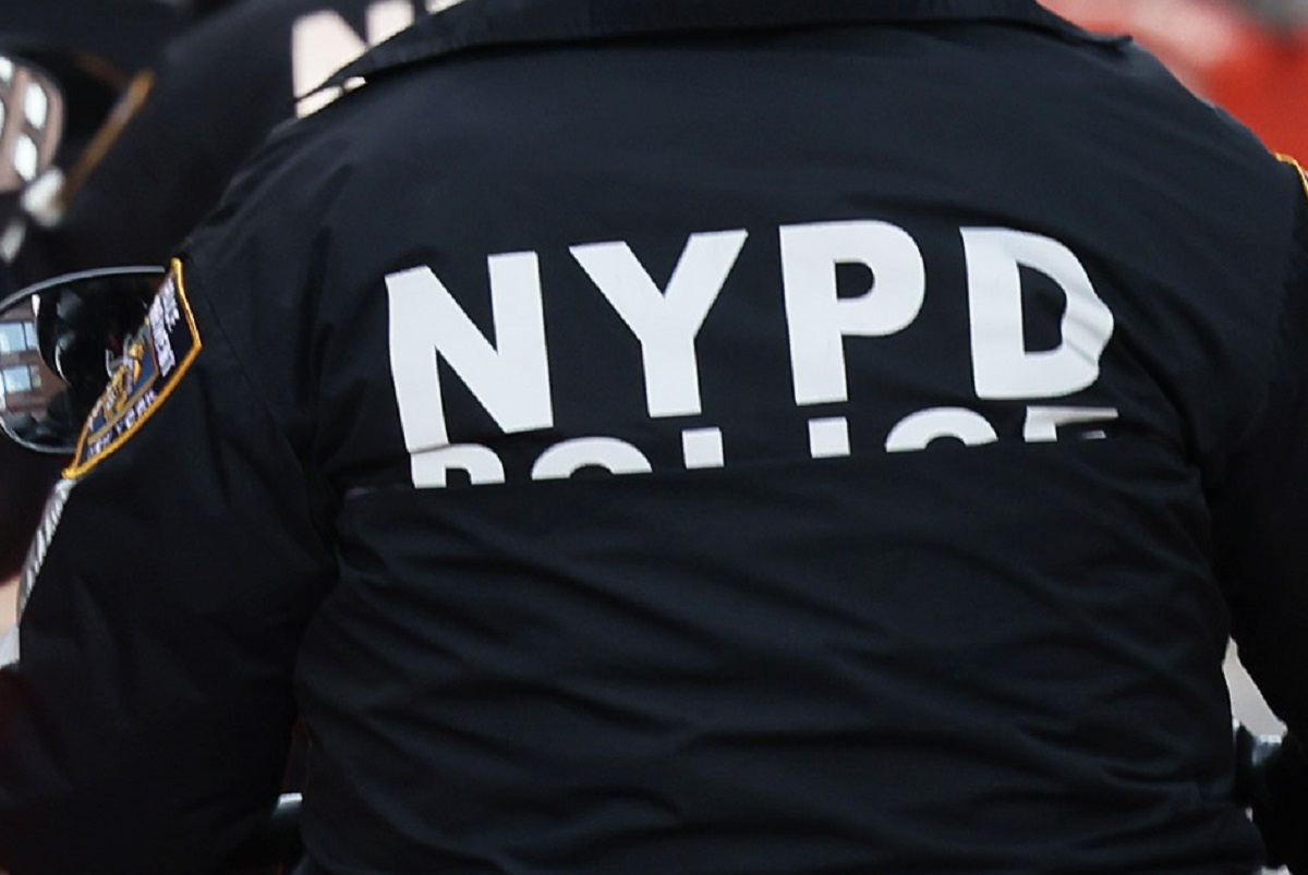 Cliente sin pantalones es echado de restaurante en Queens, pero regresa a vengarse