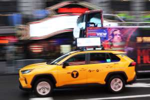 Taxi en Manhattan arrolló a una multitud dejando a tres personas gravemente heridas