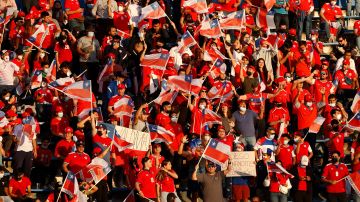 Aficionados de Chile mostraron opiniones dividias tras el fallo de la FIFA con el caso Byron Castillo