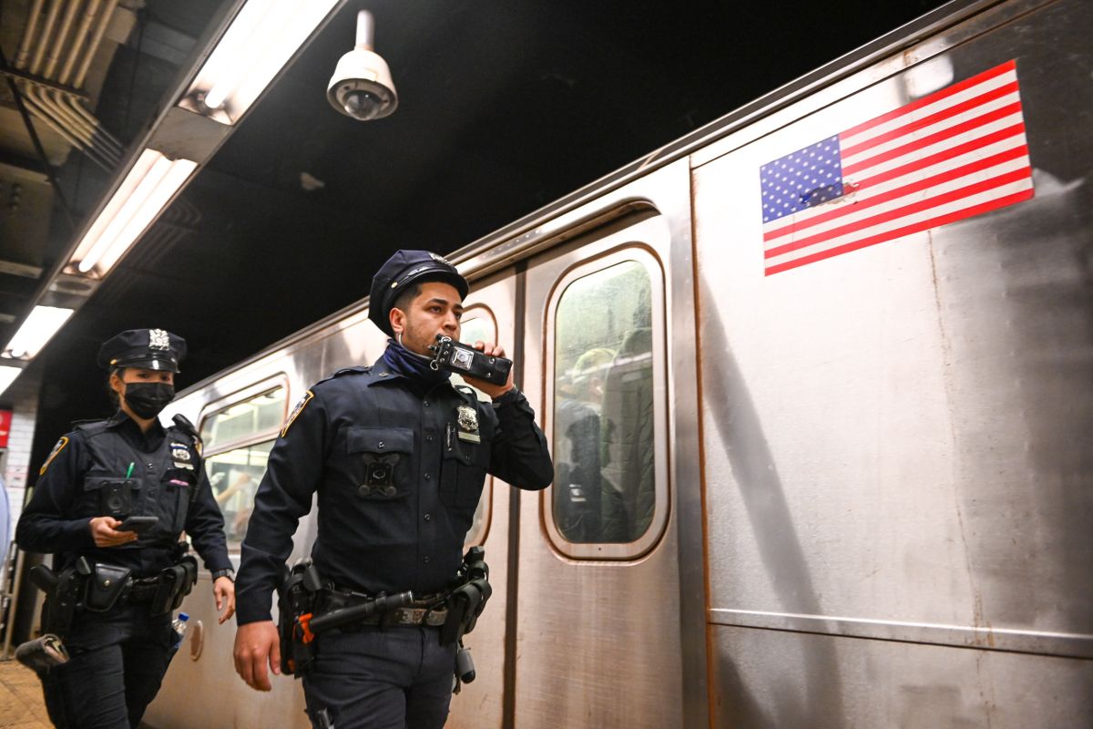 Oficiales del NYPD investigan un incidente en una estación de tren en Manhattan.