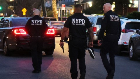 El pistolero, vestido completamente de negro, huyó a pie por la calle 95 East.