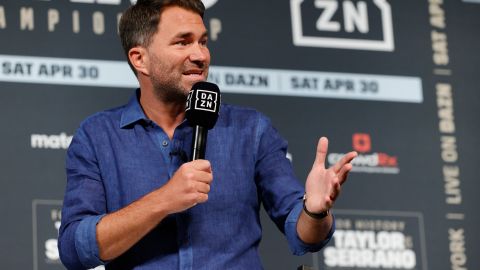 Eddie Hearn habló del combate entre Canelo Álvarez pero no señaló un ganador.