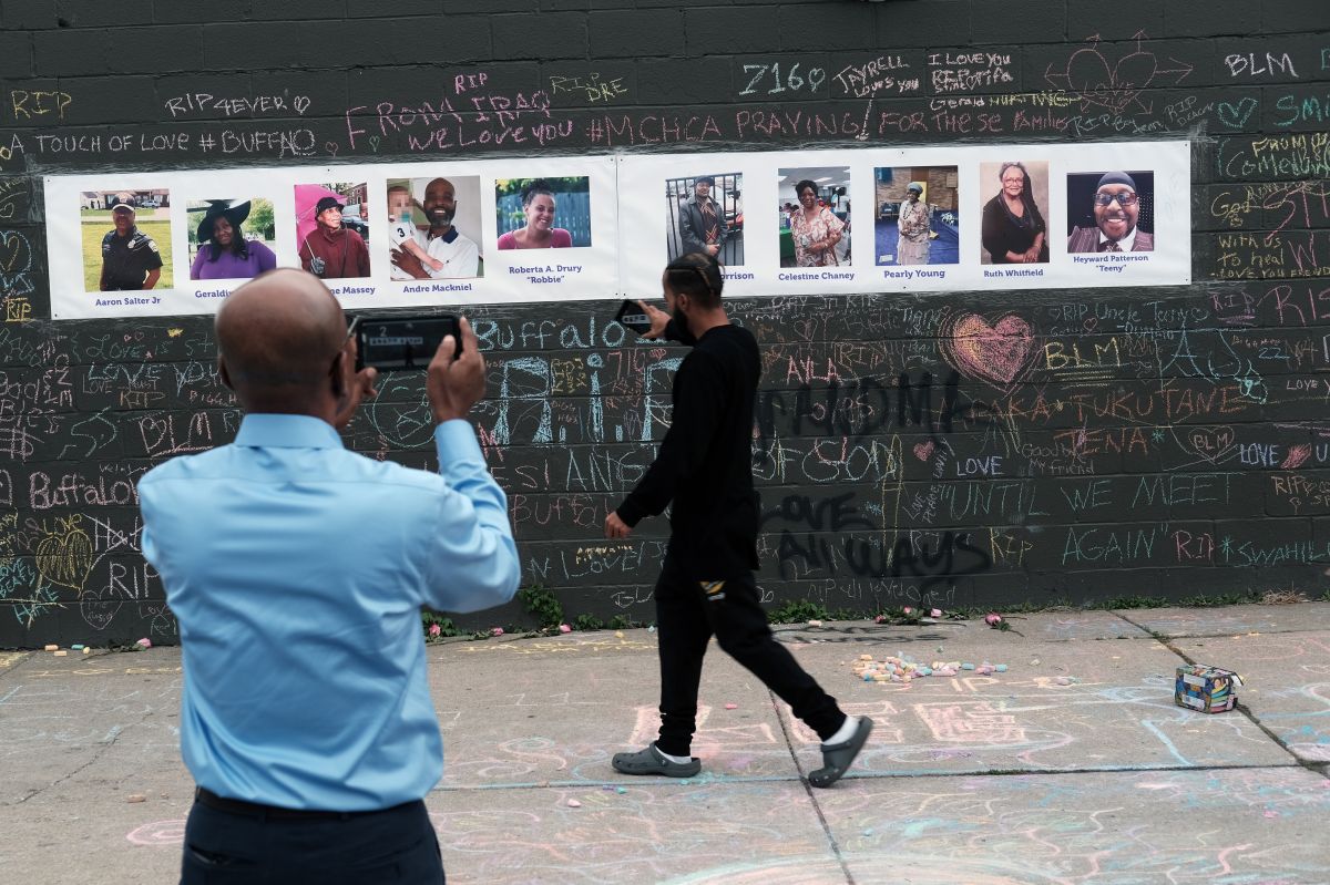 Mural con la foto de las diez personas asesinadas en el tiroteo de Buffalo, Nueva York.
