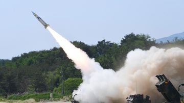 Se dispara un misil durante un ejercicio de entrenamiento conjunto de EE. UU. y Corea del Sur.