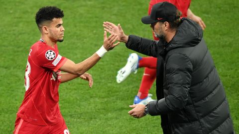 Luis Díaz y Jurgen Klopp se abrazan durante la final de la UEFA Champions League 2022.