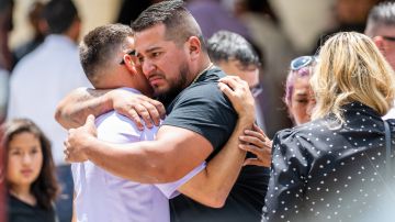 La gente llora y se abraza fuera del funeral de Amerie Jo Garza, de 10 años en Uvalde, Texas.