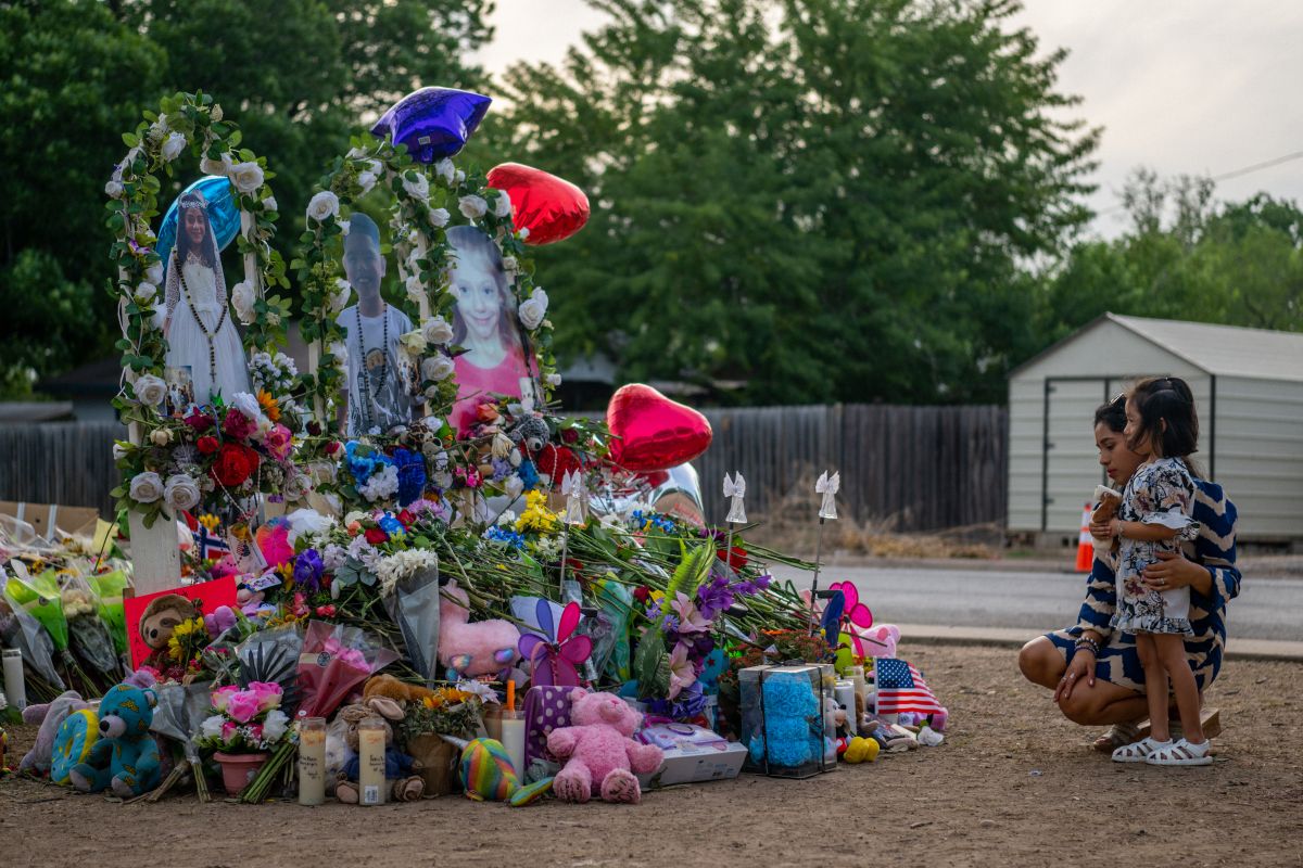 El memorial en recordación de las víctimas del tiroteo en Uvalde, Texas.