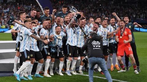 Lionel Messi levanta su segunda copa con Argentina junto a sus compañeros.