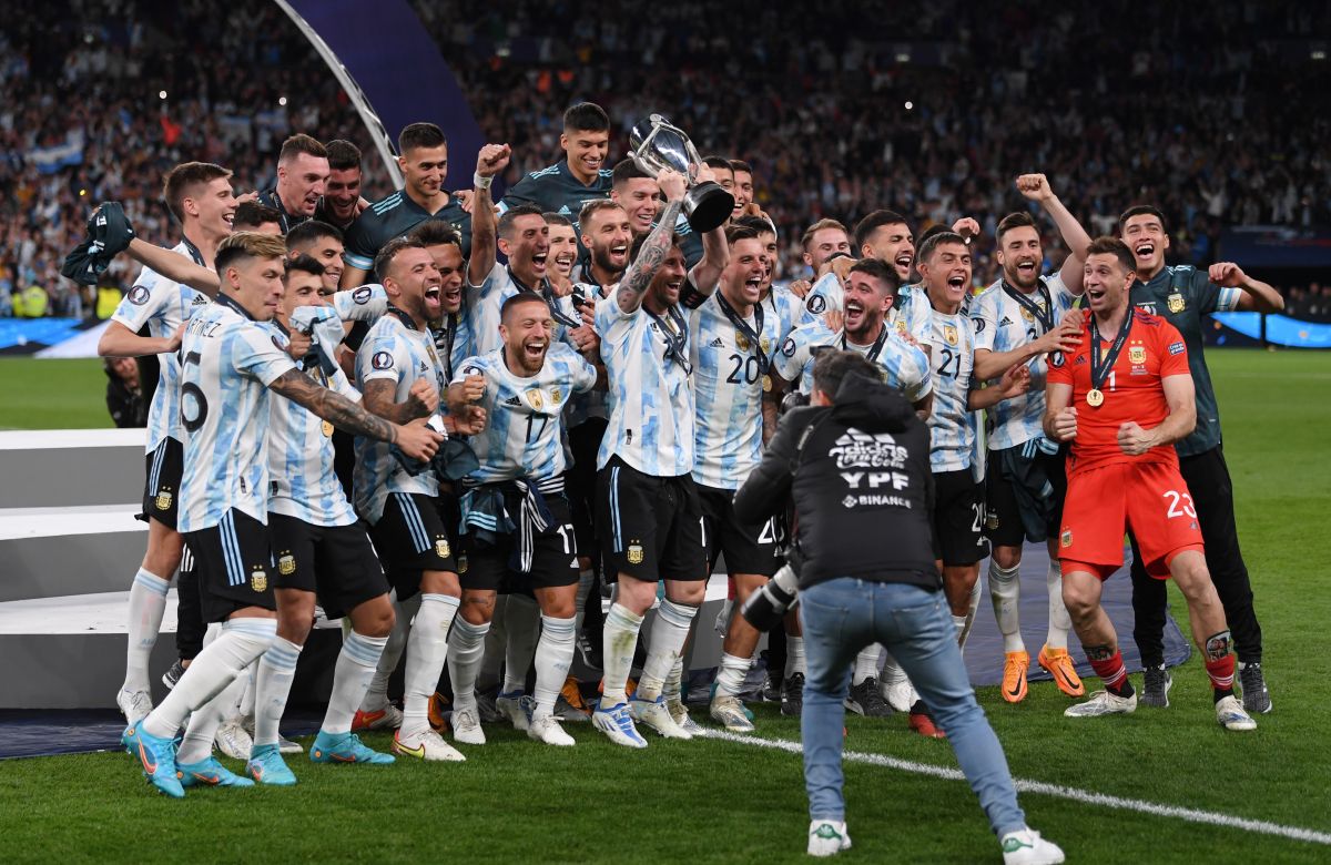 Lionel Messi levanta su segunda copa con Argentina junto a sus compañeros.