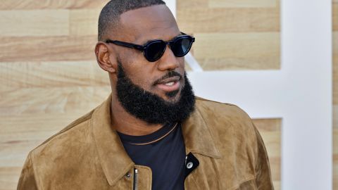 LeBron James y Megan Rapione critian el fallo sobre el aborto en los Estados Unidos