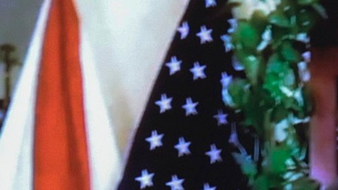 El representante republicano Greg Steube, de Florida, mostró una de sus armas una audiencia del Comité Judicial de la Cámara.