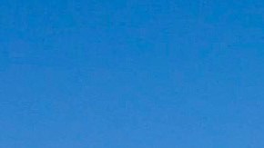 Un vehículo de combate de infantería ruso es golpeado por el ejército ucraniano.