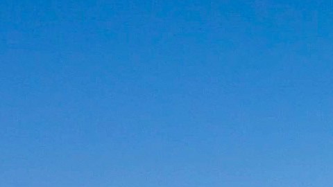 Un vehículo de combate de infantería ruso es golpeado por el ejército ucraniano.