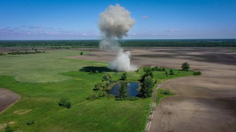 Un vehículo de combate de infantería ruso es golpeado por el ejército ucraniano.