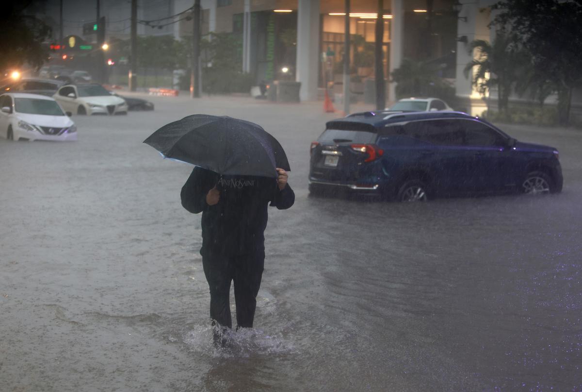 Fuertes lluvias e intensas inundaciones se registraron en diferentes zonas de Florida este sábado - El Diario NY Fuertes lluvias e intensas inundaciones se registraron en diferentes zonas de Florida este sábado - El Diario NY