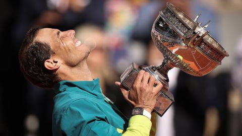 Rafael Nadal alza el trofeo de Roland Garros con su ejemplar de Richard Mille en su muñeca derecha.