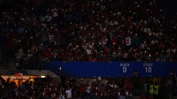 Los asistentes prendieron las linternas de sus celulares para alumbrar el estadio.