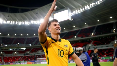 Ajdin Hrustic celebra con su fanaticada tras anotar el gol que le dio la victoria a su selección ante Emiratos Árabes Unidos.