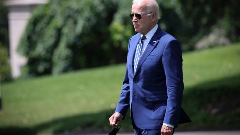 El presidente Joe Biden al partir hacia Los Ángeles, California.