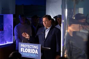 Cuatro acciones contra inmigrantes que Ron DeSantis hizo oficial en Florida con nueva ley