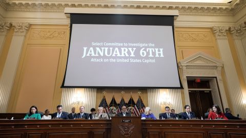 Trump estaba en el "centro" del asalto al Capitolio, dice jefe investigador.