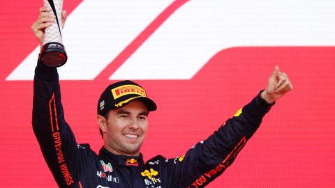 Sergio Checo Pérez celebra su segundo lugar en el GP de Azerbaiyán.