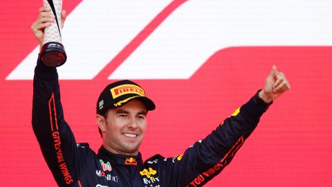 Sergio Checo Pérez celebra su segundo lugar en el GP de Azerbaiyán.