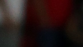 Jugadores peruanos consuelan a Luis Advíncula luego de fallar el penal que les hubiese dado la clasificación a Qatar 2022.