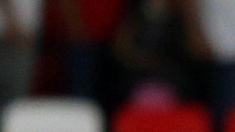 Jugadores peruanos consuelan a Luis Advíncula luego de fallar el penal que les hubiese dado la clasificación a Qatar 2022.