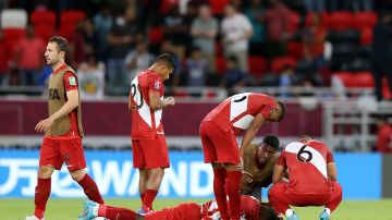 Jugadores peruanos consuelan a Luis Advíncula luego de fallar el penal que les hubiese dado la clasificación a Qatar 2022.