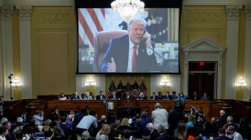 Imagen de Donald Trump durante la tercera audiencia del Comité de la Cámara de Representantes para investigar el ataque del 6 de enero al Capitolio.