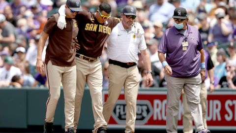 Manny Machado es retirado del encuentro tras torcerse el tobillo frente a Colorado Rockies.