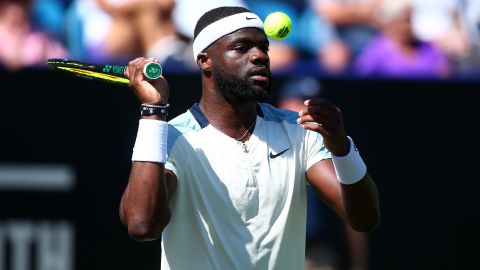 Frances Tiafoe luego de ejecutar el desastroso saque.