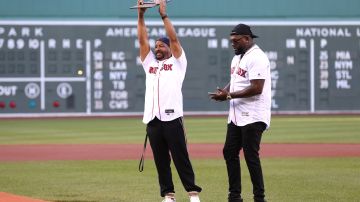Manny Ramírez (L) y David Ortiz (R) comparten en el Fenway Park como tantas veces lo hicieron durante su carrera en Boston Red Sox.