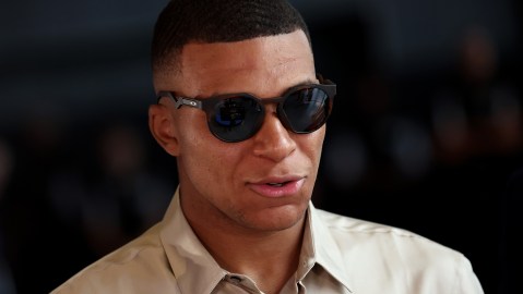 Kylian Mbappé como invitado durante el Draft 2022 de la NBA.