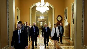 El senador Patrick Leahy y el líder de la minoría del Senado, Mitch McConnell, caminan juntos hacia la Cámara del Senado para votar sobre el proyecto bipartidista de control de armas.