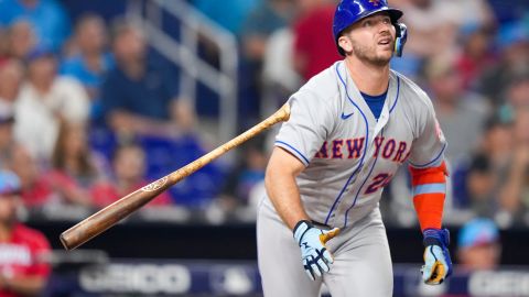 Pete Alonso conecta su segundo cuadrangular del encuentro ante Miami.