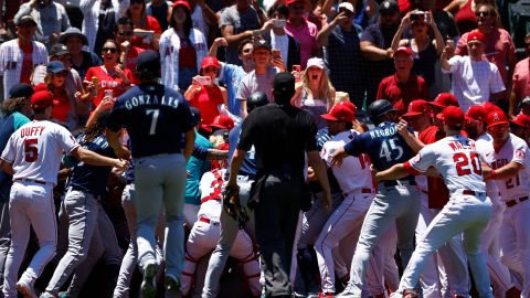 Seattle Mariners y Los Angeles Angels protagonizan una golpiza en el encuentro de este domingo en MLB.