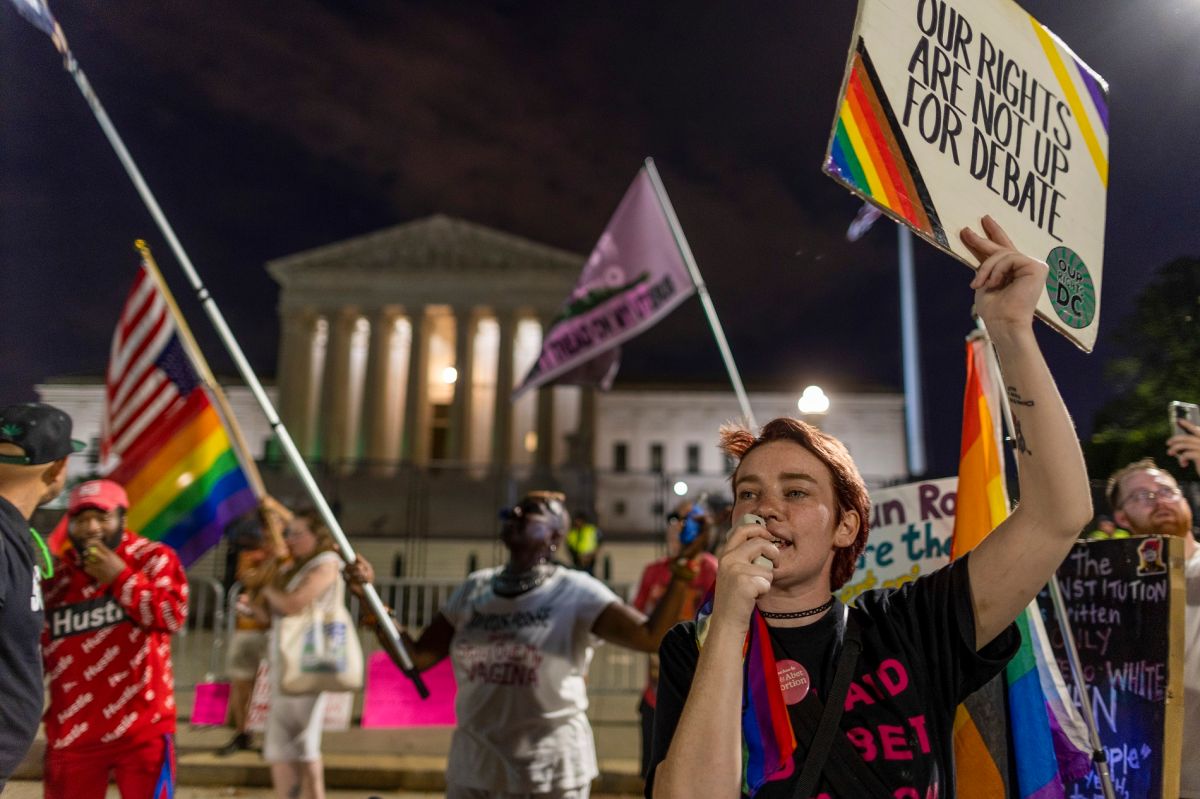 Activistas defienden los derechos confirmados por la Corte Suprema, como el matrimonio entre parejas del mismo sexo.