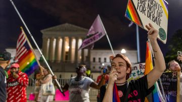 Activistas defienden los derechos confirmados por la Corte Suprema, como el matrimonio entre parejas del mismo sexo.