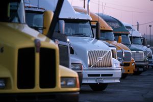 Texas endurecerá la revisión de camiones de carga tras la muerte de 53 migrantes