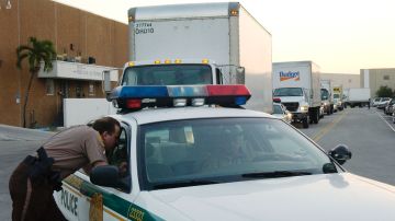 El conductor grabó desde su vehículo al policía de Miami-Dade.