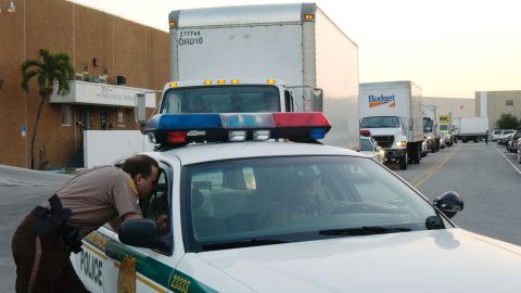 El conductor grabó desde su vehículo al policía de Miami-Dade.